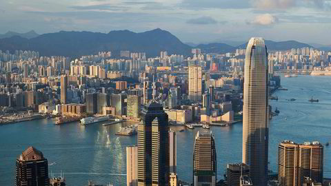Skyskraperen «The Center» (i midten) er ikke høyest i Hong Kong, men har satt en ny prisrekord. Byens rikeste mann, Li Ka-shing og eiendomsselskapet CK Asset Holdings, kan innkassere en gevinst på 16 milliarder kroner etter salget til et postkasseselskap på De britiske jomfruøyene, som er kontrollert av et statseid kinesisk selskap.