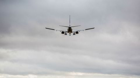 Et fly går inn for landing på Gardermoen. Flytrafikken i og til og fra Norge blir trolig ikke påvirket av forsinkelsene i Europa.