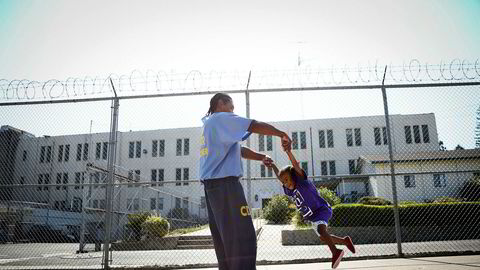 Kriminalreformen i USA gjør det en smule bedre for familier, barn og kvinnelige innsatte. Her leker innsatte Pharaoh Haywood med sin to år gamle datter Isis under en beskøksdag i Folsom State Prison i California.