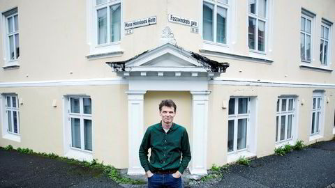 Det er ikke lurt å spare i aksjer samtidig som du har dyre forbrukslån, som billån, er ett av rådene fra professor Hans K. Hvide ved institutt for økonomi ved Universitetet i Bergen.