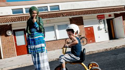 Svensksomaliske Leyla Ismail vil ha disiplin for innvandrerungdommen og skal stemme på Sverigedemokraterna. Her med sønnen Saif Abdi Ali på tre år.
