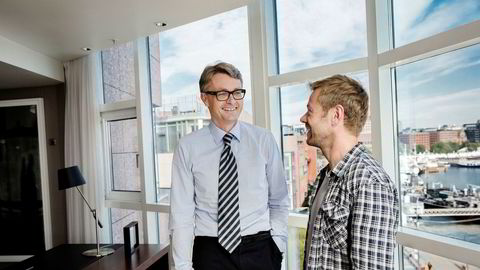 Akers konsernsjef Øyvind Eriksen (til venstre) sammen med forfatter Henrik H. Langeland på hovedkontoret på Aker Brygge i 2014.