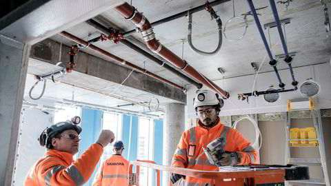 Alexander Haaland (t.h) har fått en ny sjanse i arbeidslivet. Her får han veiledning av Skanska-bas Stefan Christensson på byggeplassen som skal bli Orklas nye hovedkontor på Skøyen i Oslo.