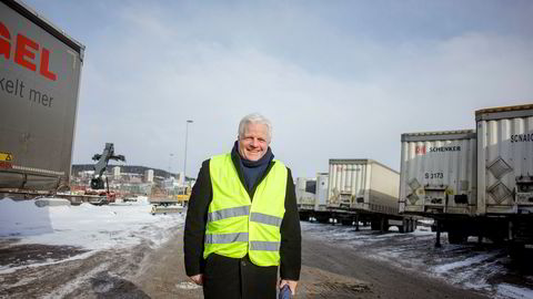Godset blir på bil, sier Einar Spurkeland i Schenker i Norge. Han mener dårlige terminaler og upålitelige godstog bidrar til at lite flyttes til jernbaneterminalen i bakgrunnen. Riksrevisjonen presenterte tirsdag en rapport som sier det politiske målet om mer gods på sjø og bane ikke er nådd.