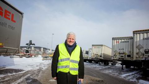 Godset blir på bil, sier Einar Spurkeland i Schenker i Norge. Han mener dårlige terminaler og upålitelige godstog bidrar til at lite flyttes til jernbaneterminalen i bakgrunnen. Riksrevisjonen presenterte tirsdag en rapport som sier det politiske målet om mer gods på sjø og bane ikke er nådd.