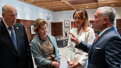 Dronning Sonja (i midten til venstre) ble introdusert til nettbrett av Jordans kong Abdullah (t.h.) i 2010. Mandag møttes de to kongefamiliene igjen i Jordans hovedstad Amman i forbindelse med det norske statsbesøket. Til venstre: kong Harald, i midten til høyre: dronning Rania av Jordan.