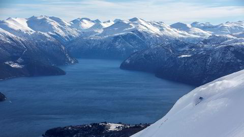 Med storslagen utsikt mot fjorden nyter Karsten Gefle lett snø nedover Alperittløypa.