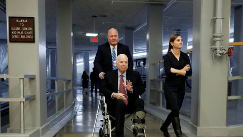 John McCain på vei inn i Senatet 6. desember.