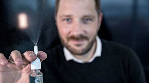 Med virkestoff hentet frem fra havbunnen, har helsegründer Jan Remmereit utviklet denne forebyggende sprayen mot forkjølelse som nå introduseres i apotek. Frode Fagermo (bildet) leder den kommersielle utviklingen som daglig leder i selskapet Viiral.