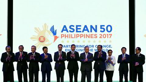 Fra venstre: Utenriksministrene Anifah Aman (Malaysia), U Kyaw Tin (Myanmar), Don Pramudwinai (Thailand), Pham Binh Minh (Vietnam), Alan Peter Cayetano (Filippinene), Vivian Balakrishnan (Singapore), Lim Jock Seng (Brunei), Prak Sokhonn (Kambodsja), Retno Marsudi (Indonesia), Saleumxay Kommasith (Laos) og generalsekretær i ASEAN, Le Luong Minh, under toppmøtet.