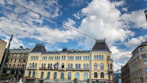 Norske Selskabs lokaler ved Stortinget, med Wessels plass i forkant. Frimurerlosjen ligger på den andre siden av plassen.