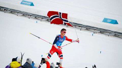 Johannes Høsflot Klæbo går inn til gull på stafetten etter ha avgjort sisteetappen. Nå har også flere internasjonale selskaper fått øynene opp for skistjernen.