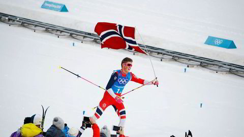Johannes Høsflot Klæbo går inn til gull på stafetten etter ha avgjort sisteetappen. Nå har også flere internasjonale selskaper fått øynene opp for skistjernen.