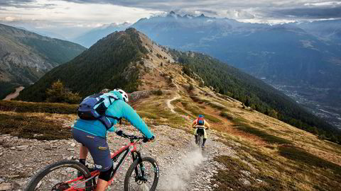 Fra fjelltoppene over Aostadalen venter 2000 høydemeter nedoversykling på smale stier for sykkelguide Fabrizio Charruaz og Trailguide-gründer Bjørn Jarle Kvande..