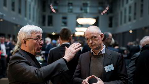 Administrerende direktør i Norsk olje og gass Karl Eirik Schjøtt-Pedersen, til venstre, diskuterte med IKM-grunnlegger Ståle Kyllingstad under NHOs årlige møte på Sola mandag.