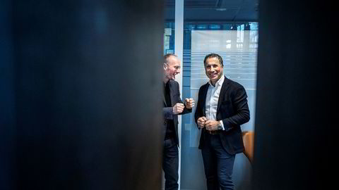 Daglig leder Rune Røsten i Schibsted Growth Norge til venstre er klar til å ta opp kampen i boligalarm-markedet sammen med gründer Nadir Nalbant (til høyre) i Homely.