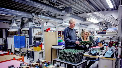 – Beslutningen om å flytte produksjonen berører tross alt mange ansatte som har jobbet i bedriften på en fremragende måte gjennom et langt arbeidsliv, sier klubbleder Petter Olsen i Mascot. Her sammen med kollega Hege Meyer.