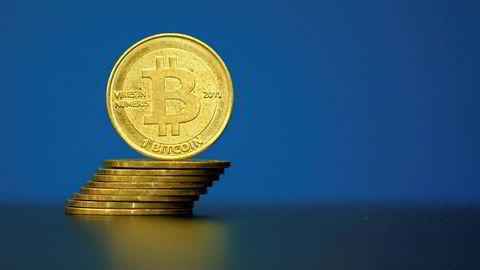 Et illustrasjonsbilde av en bitcoin i Paris. Bankene vil lage sin egen valuta med blockchain-teknologien.