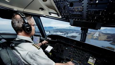 Widerøe mangler piloter til å få alle flyene i luften i sommer. Her fra en innflyvning til Florø lufthavn i fjor med kaptein Thomas Kruse-Nilsen bak spakene.