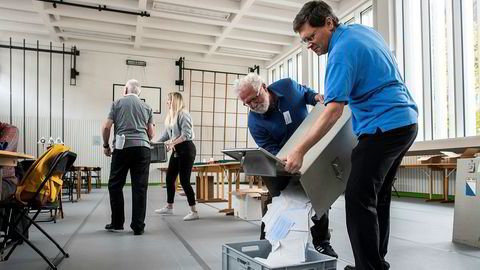 En stemmeurne tømmes i et valglokale i Zürich i Sveits søndag. Foto: Ennio Leanza / AP / NTB scanpix.
