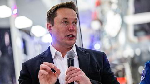 Tesla-sjef Elon Musk imponerer både tilhengere og kritikere med knallresultater. Her fra et fabrikkbesøk i California forrige uke.