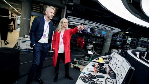 Nyhetsredaktør Karianne Solbrække og TV 2-sjef Olav T. Sandnes i TV 2s nye nyhetsstudio i Media City i Bergen.