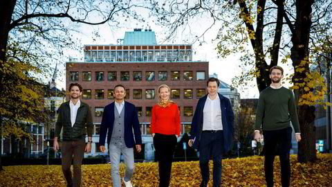 The North Alliance («NoA») har inngått avtale om kjøp av det prisvinnende digitalbyrået Proletar. Fra venstre: Magnus Wrangell Ruud, Proletar, Thomas Høgebøl/NoA, Hanne Bismo Mustad/NoA, Geirr Lødemel Tvedt, Proletar og Rune Syvrud Sandåker, Proletar.