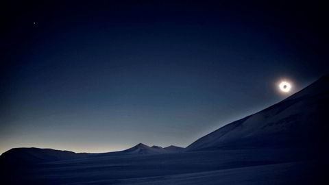 Mandag vil solformørkelsen i USA koste amerikanske arbeidsgivere store penger. Her fra solformørkelsen på Svalbard i 2015.