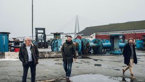 Hovedeier og styremedlem Kristoffer Stensrud (til venstre) lanserte tirsdag sin plan om å bygge et lavtliggende bryggeri med park på toppen her midt i Stavanger havn. Her sammen med daglig leder Anders Kleinstrup og sin sønn og styremedlem Kristian Fredrik Stensrud i Lervig Aktiebryggeri.