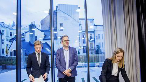 Advokat Rune Opdahl (t.v.) og advokatfullmektig Dina Brask fra Wiersholm representerer Telenor og Per Simonsen (i midten), fra Telenors IoT-avdeling, i voldgiftsretten.