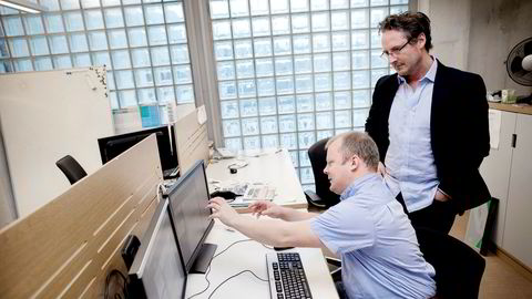 Alexander Even Henriksen (til høyre) har vært direktør for innovasjon og kommunikasjon i Gyldendal. Her er han med utvikler Ola Imerslund i 2016.