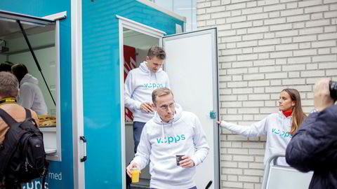 Rune Garborg, konserndirektør for Vipps og Snorre Storset (foran) i Nordea. Mobilepay legger ned sin virksomhet i Norge – etter at Nordea valgte å inngå samarbeid med Vipps. Nå åpner Mobilepay også for et Vipps-samarbeid.