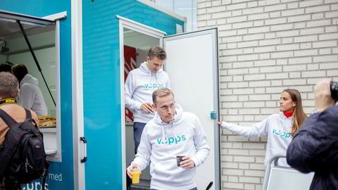 Rune Garborg, konserndirektør for Vipps og Snorre Storset (foran) i Nordea. Mobilepay legger ned sin virksomhet i Norge – etter at Nordea valgte å inngå samarbeid med Vipps. Nå åpner Mobilepay også for et Vipps-samarbeid.