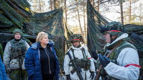 Statsminister Erna Solberg får en omvisning av den svenske brigadesjefen Lennart Widerstöm (t.h.) da hun besøkte en svensk panserbataljon på Os i forbindelse med militærøvelsen Trident Juncture i 2018.