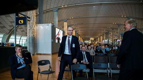 SAS-sjef Rickard Gustafson varslet tirsdag at det skal øke trafikken ved norske flyplasser med 20 prosent årlig innen fire år, og får lavere avgifter og kostnader i retur fra statlige Avinor. Her sammen med Egil Thompson kommunikasjonssjef i Avinor (til venstre) og Avinor-sjef Dag Falk-Petersen (til høyre).