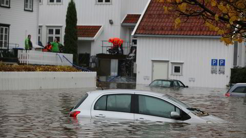 Vi risikerer mer av dette i årene fremover. Bildet er fra Tvedestrand i oktober da regnet forvandlet veier, parkeringsplasser og folks hager til svømmebasseng.