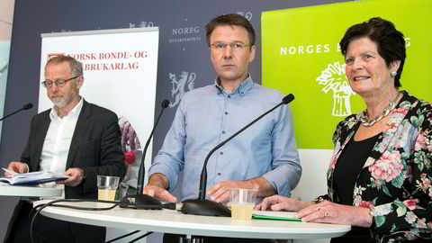 Forhandlingsleder for staten Leif Forsell (t.v.), leder i Norges Bondelag Lars Petter Bartnes og leder i Norsk Bonde- og Småbrukarlag Merete Furuberg holdt pressekonferanse da organisasjonene overleverte sine krav til jordbruksoppgjøret i slutten av april. Foto: Heiko Junge / NTB scanpix