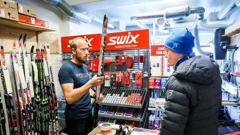 Henrik Jensen (til høyre) leverer skiene sine til driftsansvarlig Peder Stadaas for sliping hos Superski etter å ha gått noen runder i kunstsnøløypa i Holmenkollen riksanlegg.