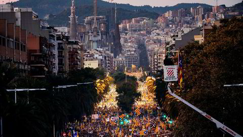 «Konflikten i Catalonia handler mest av alt om utøvelse av demokrati i 2017 og hvordan det kan ramme hele Europa», skriver innleggsforfatteren. Bildet viser en demonstrasjon i Barcelona lørdag, for frigivelse av de fengslede katalanske regjeringsmedlemmene.