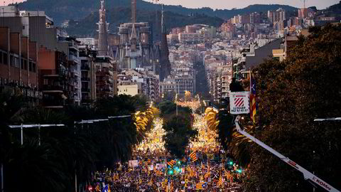 «Konflikten i Catalonia handler mest av alt om utøvelse av demokrati i 2017 og hvordan det kan ramme hele Europa», skriver innleggsforfatteren. Bildet viser en demonstrasjon i Barcelona lørdag, for frigivelse av de fengslede katalanske regjeringsmedlemmene.