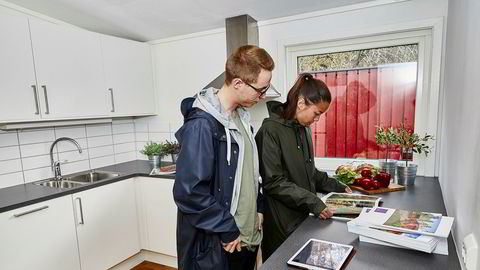 Da Jens Ole Rygh (28) og Mina Waagan (27) kjøpte sin første bolig, var de forberedt på at renten kunne gå opp og satte av penger med tanke på økte boutgifter. Nå er de på jakt etter ny bolig. - Det vil jo være like viktig nå, å ikke kjøpe mer enn man har råd til, sier Wagaan.