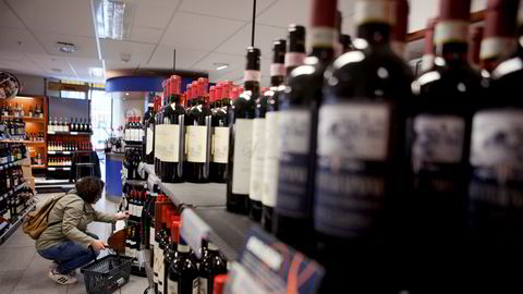 Helsedirektoratet har gjort en vurdering av merkingen av alkoholholdige varer på vinmonopol og taxfree-butikker. Konklusjonen er at merkelappen «nyhet» er i strid med forbudet mot alkoholreklame.