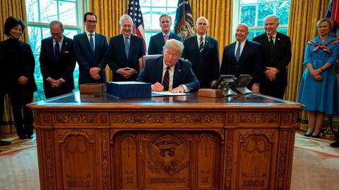 President Donald Trump signerer krisepakken CARES den 27. mars i år. Av pakken på omtrent 20.000 milliarder kroner, går 150 millioner til det Kjell Inge Røkke-kontrollerte verftet Philly Shipyard.