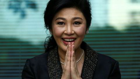 Tidligere statsminister i Thailand, Yingluck Shinawatra, hilste på tilskuere da hun ankom høyesterett i Bangkok i dag.