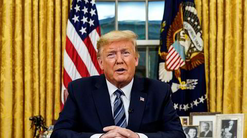 Donald Trump har snudd om på kommunikasjonen mens utbruddet har gått fra vondt til verre i USA.