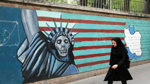 Iran spotter USA foran Donald Trumps kunngjøring i kveld, her på en mur utenfor den gamle amerikanske ambassaden i Teheran.