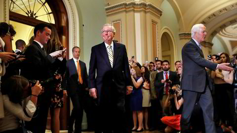 Det var hektisk aktivitet i Senatet tirsdag. I midten sees majoritetsleder Mitch McConnell.