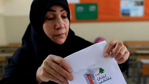 En libanesisk kvinne avlegger stemme i et lokale sør i Beirut i de første parlamentsvalgene i landet på ni år.