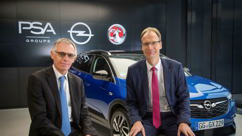 PSA-sjef Carlos Tavares og Opel-sjef Michael Lohscheller la torsdag frem Opels fremtidsplaner. Blant annet blir det en ladbar hybrid-versjon av Opel Grandland X som står i bakgrunnen.