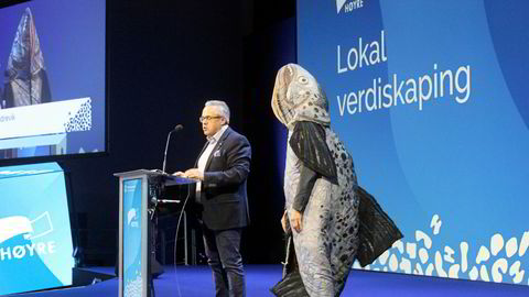 Tom Georg Indrevik, leder av Vestland Høyre, holdt et flammende innlegg mot lakseskatt. Med seg på scenen hadde han med seg hovedpersonen selv.